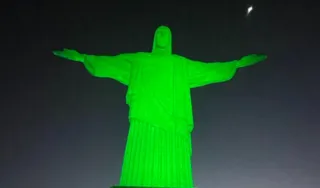 Imagem ilustrativa da imagem Cristo Redentor é iluminado em memória das vítimas da Candelária