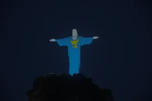 Imagem ilustrativa da imagem Cristo Redentor veste camisa de aventureiro em ação com Luccas Neto