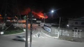 Imagem ilustrativa da imagem Depósito pega fogo no bairro de Neves, em São Gonçalo; vídeo