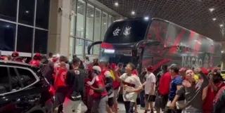 Imagem ilustrativa da imagem Desembarque do Flamengo no Rio tem protesto após eliminação; vídeo