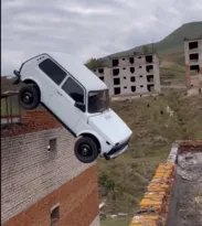 Imagem ilustrativa da imagem Dublê erra salto e cai com carro de prédio; veja vídeo