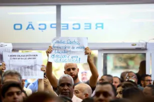 Imagem ilustrativa da imagem Educadores pedem reajuste salarial em evento com Castro em Niterói