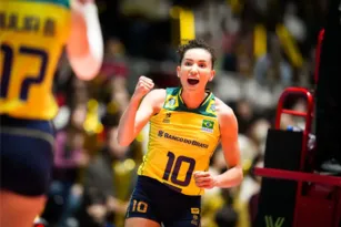 Imagem ilustrativa da imagem Em luto, Brasil vence no vôlei feminino: 'Lutamos pela Wal'