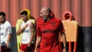 Imagem ilustrativa da imagem Flamengo demite preparador físico após agressão a atacante Pedro
