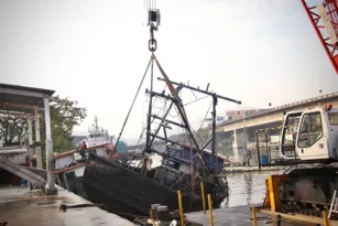 Imagem ilustrativa da imagem Força-tarefa retira embarcações encalhadas em Niterói