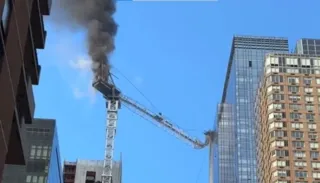 Imagem ilustrativa da imagem Guindaste despenca de prédio e deixa feridos em Nova York; vídeo
