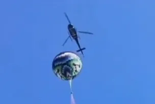 Imagem ilustrativa da imagem Helicóptero da PM derruba balão em comunidade de Niterói; vídeo