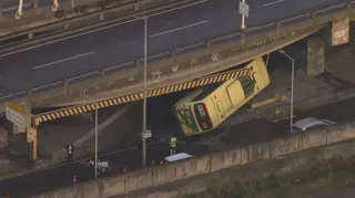 Imagem ilustrativa da imagem Homem fica ferido após ônibus tombar próximo ao Gasômetro