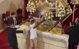 Imagem ilustrativa da imagem Homem interrompe missa e larga criança no altar; veja o vídeo