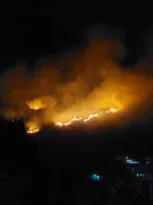 Imagem ilustrativa da imagem Incêndio atinge morro e assusta moradores de São Gonçalo; vídeo