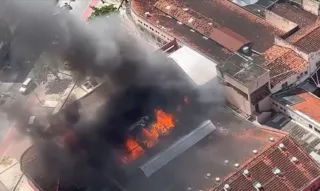 Imagem ilustrativa da imagem Incêndio destrói parte do tradicional Mercado da Encruzilhada
