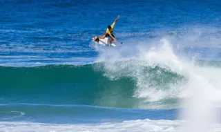 Imagem ilustrativa da imagem Ítalo e Toledo avançam às oitavas no mundial de surfe em Saquarema