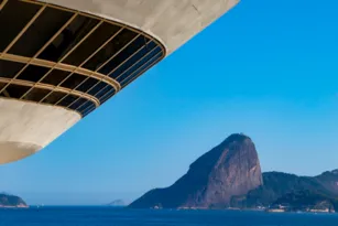 Imagem ilustrativa da imagem MAC 27 anos: gringos se encantam com monumento em Niterói