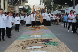 Imagem ilustrativa da imagem Magé vai confeccionar tapete de sal de 1,3km no Corpus Christi