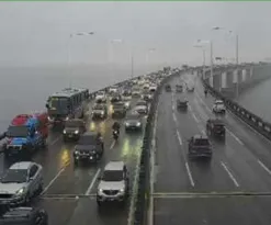 Imagem ilustrativa da imagem Manhã de chuva e trânsito lento nos acessos à Ponte Rio-Niterói