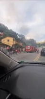 Imagem ilustrativa da imagem Motociclista bate e derruba poste em Niterói