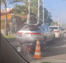Imagem ilustrativa da imagem Motoqueiro para em cima de carro durante acidente em Niterói
