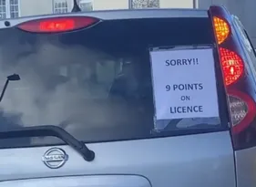 Imagem ilustrativa da imagem Motorista viraliza ao colar bilhete em para-brisa de carro nos EUA