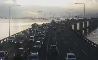 Imagem ilustrativa da imagem Motoristas levam até 40 minutos para atravessar a Ponte