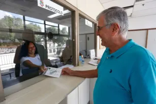 Imagem ilustrativa da imagem Niterói monta posto para idosos pedirem cartão de estacionamento