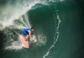 Imagem ilustrativa da imagem Ondas gigantes levam surfistas a Itacoatiara neste sábado