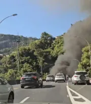 Imagem ilustrativa da imagem Ônibus pega fogo e interdita Túnel Rebouças no sentido Centro