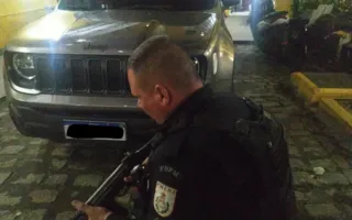 Imagem ilustrativa da imagem PM prende criminosos em flagrante por roubo de carro na Zona Sul