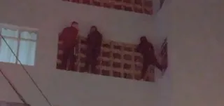 Imagem ilustrativa da imagem Pichadores escalam prédio e ficam presos no quarto andar