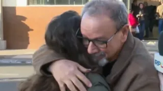 Imagem ilustrativa da imagem Repórter abraça avô de vítima de ataque a escola no Paraná
