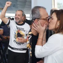 Imagem ilustrativa da imagem Sérgio Cabral cai no samba e beija muito em lançamento de enredo