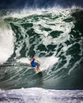Imagem ilustrativa da imagem Surfistas impressionam em ondas de 4 metros no Itacoatiara Big Wave
