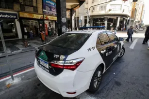 Imagem ilustrativa da imagem Trio 'vestido' de policial invade comércio para assaltar em Niterói