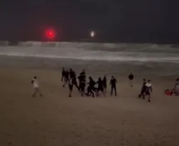 Imagem ilustrativa da imagem Turista é assaltado e agredido por grupo na Praia de Copacabana