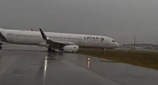 Imagem ilustrativa da imagem Vídeo: Passageiro filma momento em que avião derrapa em aeroporto