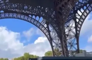 Imagem ilustrativa da imagem Vídeo: Torre Eiffel é temporariamente fechada após ameaça de bomba