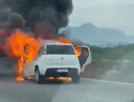 Imagem ilustrativa da imagem Vídeo: carro pega fogo na Linha Vermelha