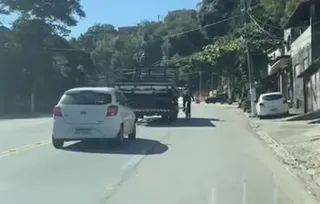 Imagem ilustrativa da imagem Vídeo: ciclista é flagrado 'pegando carona' com caminhão em Niterói