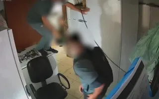 Imagem ilustrativa da imagem Vídeo mostra bandidos vestidos de policiais em comércio de Niterói