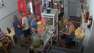 Imagem ilustrativa da imagem Vídeo mostra maquiador em bar horas antes de atropelamento em SG