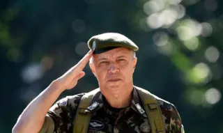Imagem ilustrativa da imagem Lula demite general do Exército Júlio Cesar de Arruda