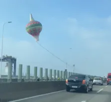 Imagem ilustrativa da imagem Bandeira de balão fica presa na Ponte Rio-Niterói; veja vídeo