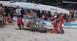 Imagem ilustrativa da imagem Banhista sofre parada cardíaca em praia de Niterói
