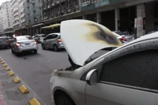 Imagem ilustrativa da imagem Carro pega fogo na rua no Centro de Niterói