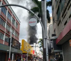 Imagem ilustrativa da imagem Incêndio atinge loja de produtos cosméticos em Nova Iguaçu