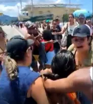 Imagem ilustrativa da imagem Fãs brigam em fila para compra de show do RBD na Barra; vídeo