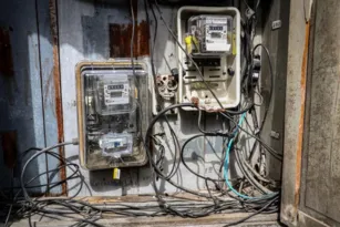 Imagem ilustrativa da imagem Cinco trailers são flagrados por furto de energia em Niterói