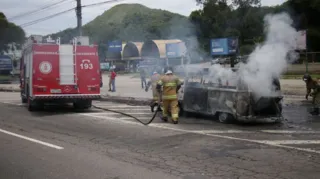Imagem ilustrativa da imagem Kombi pega fogo e assusta motoristas na RJ-104, em São Gonçalo