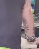 Imagem ilustrativa da imagem Jovem flagra tatuagem nazista em homem e revela descaso da polícia