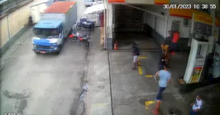 Imagem ilustrativa da imagem Vídeo: caminhão bate em carro e deixa cinco feridos em Caxias