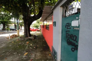Imagem ilustrativa da imagem Casal sofre ataque homofóbico e nazista no portão de casa no Rio